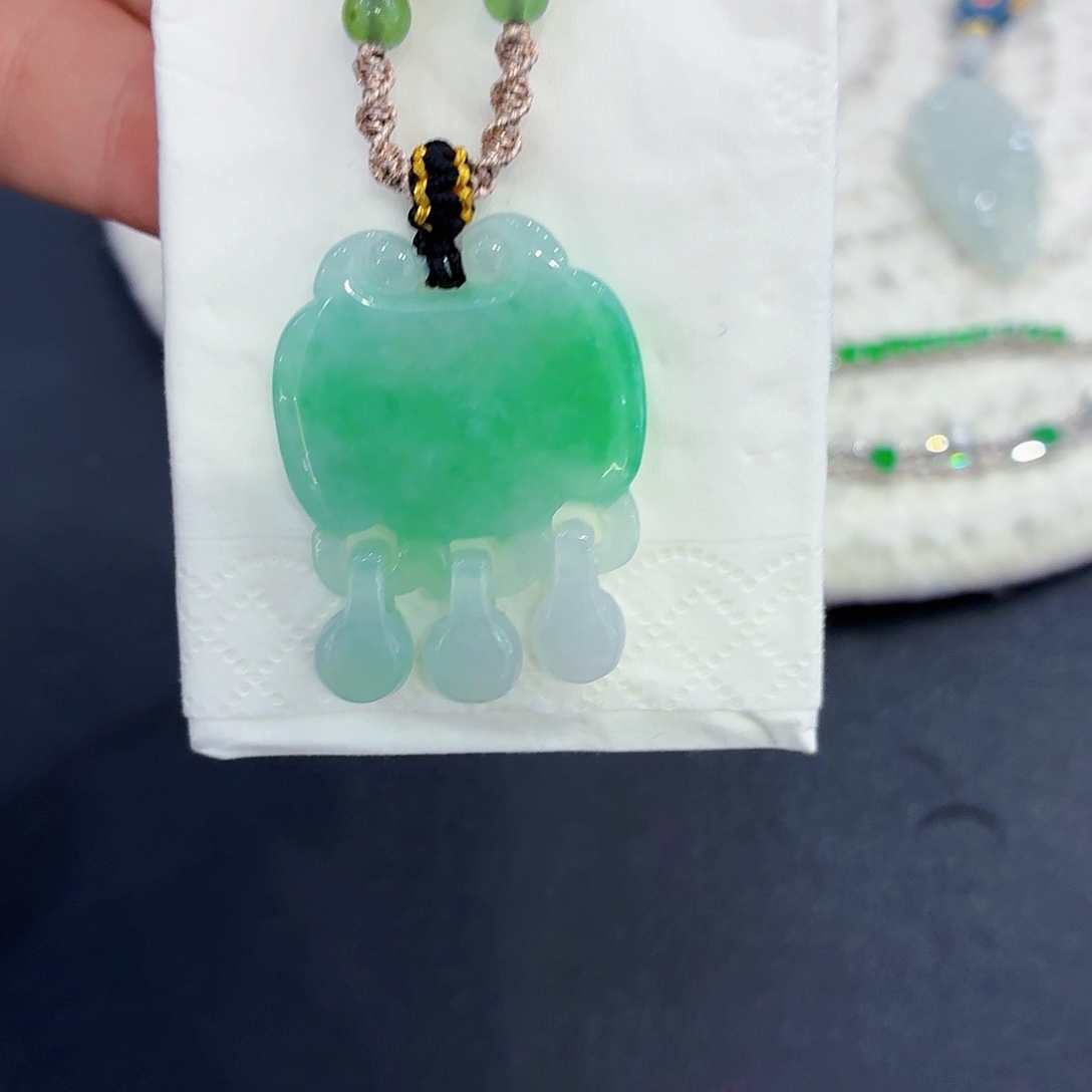 翡翠未镶嵌颈饰平安锁吊坠