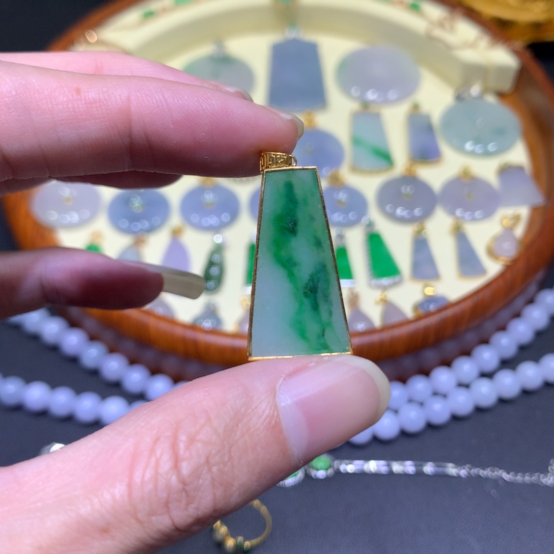 翡翠吊坠(不含链)18K金镶嵌