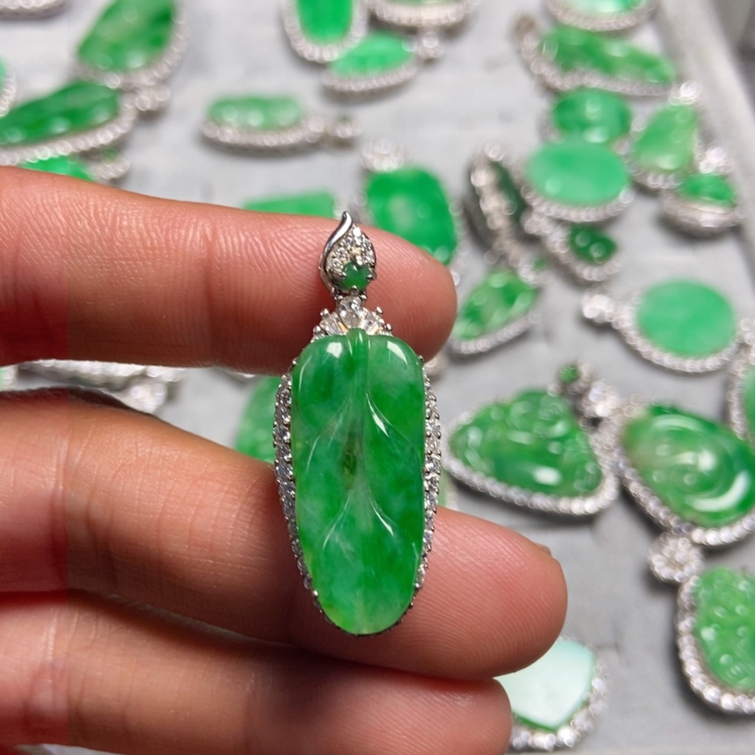 翡翠颈饰未镶嵌付****育叶子