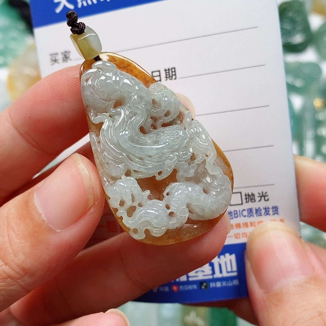 翡翠未镶嵌颈饰龙