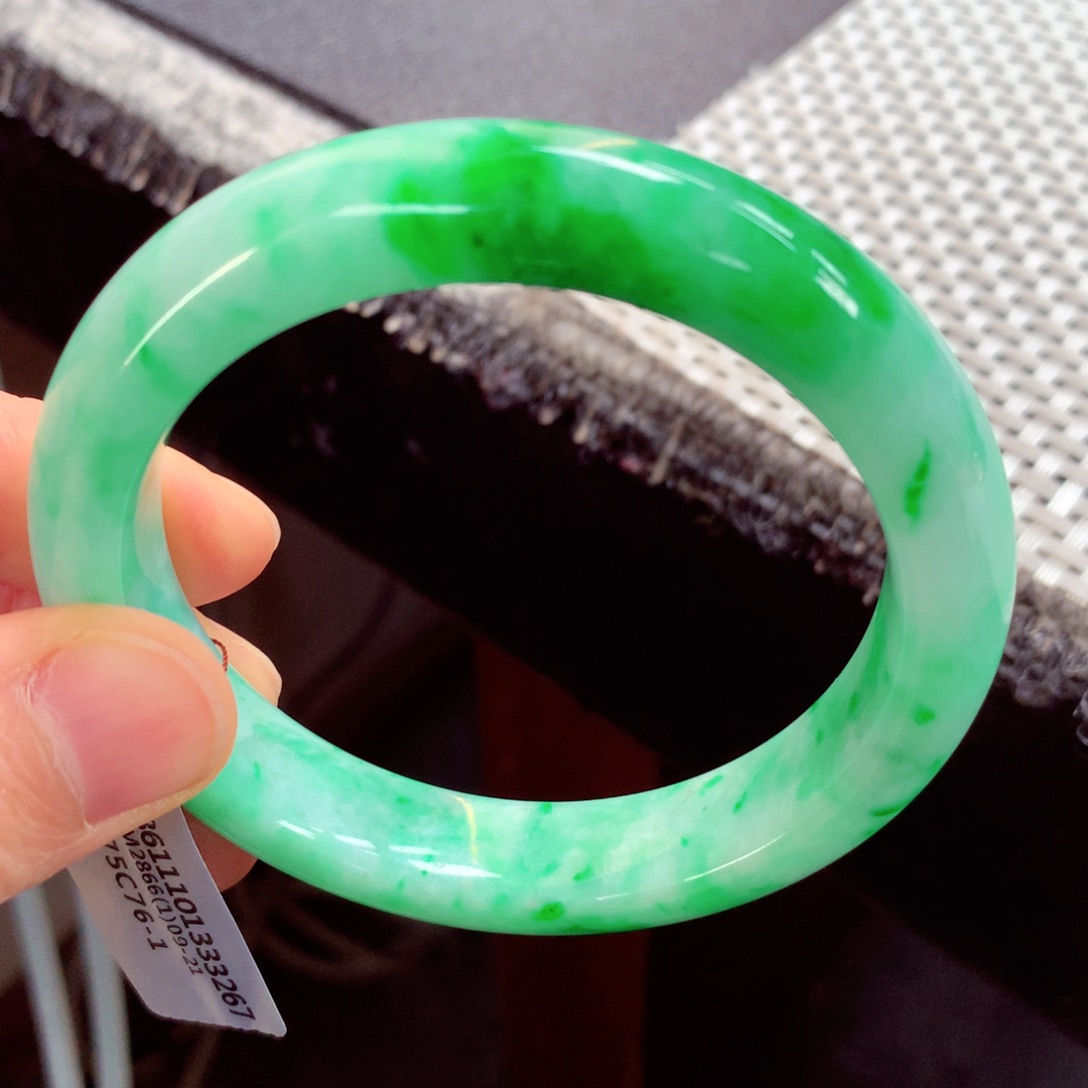 翡翠手镯未镶嵌缅甸