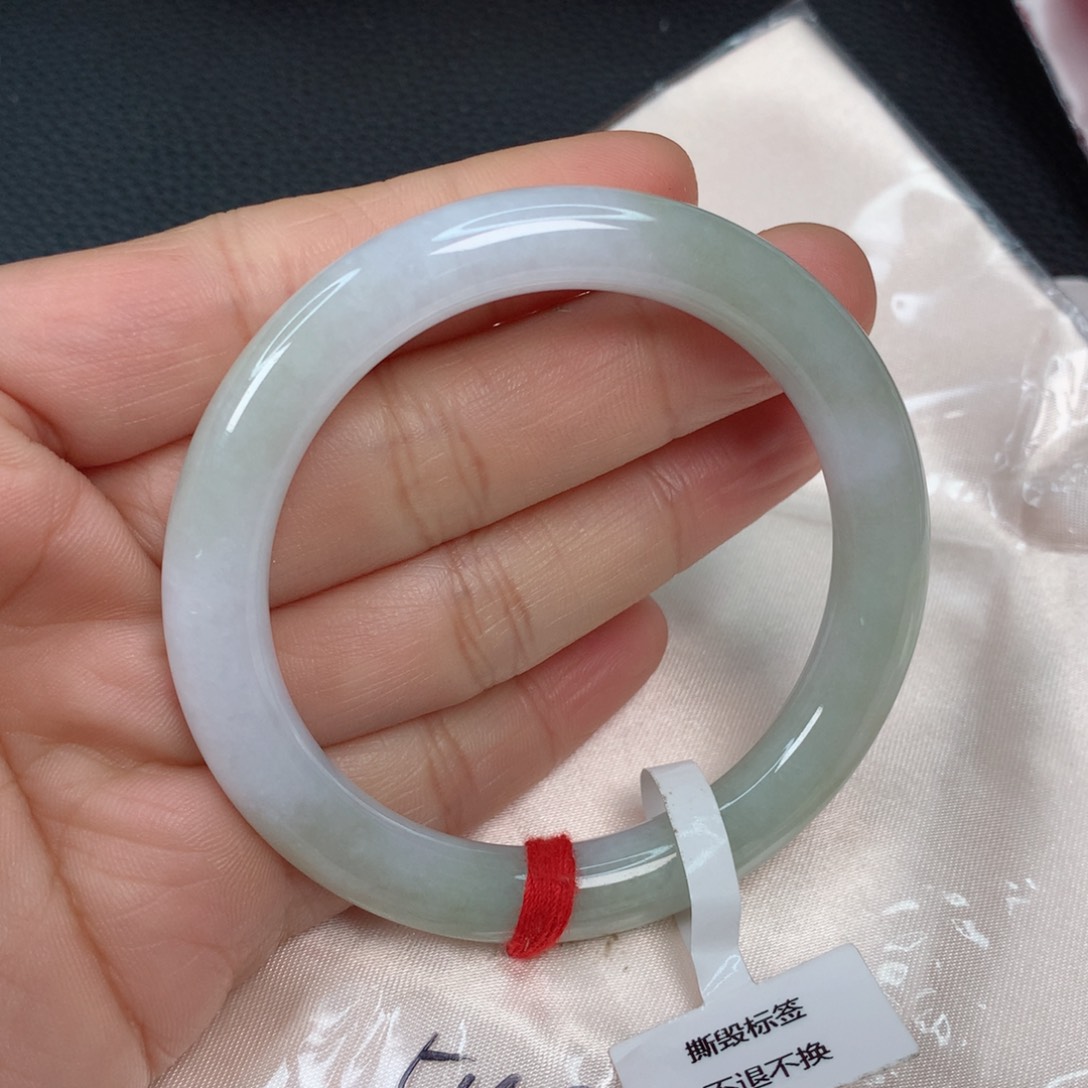 翡翠手镯未镶嵌…………..