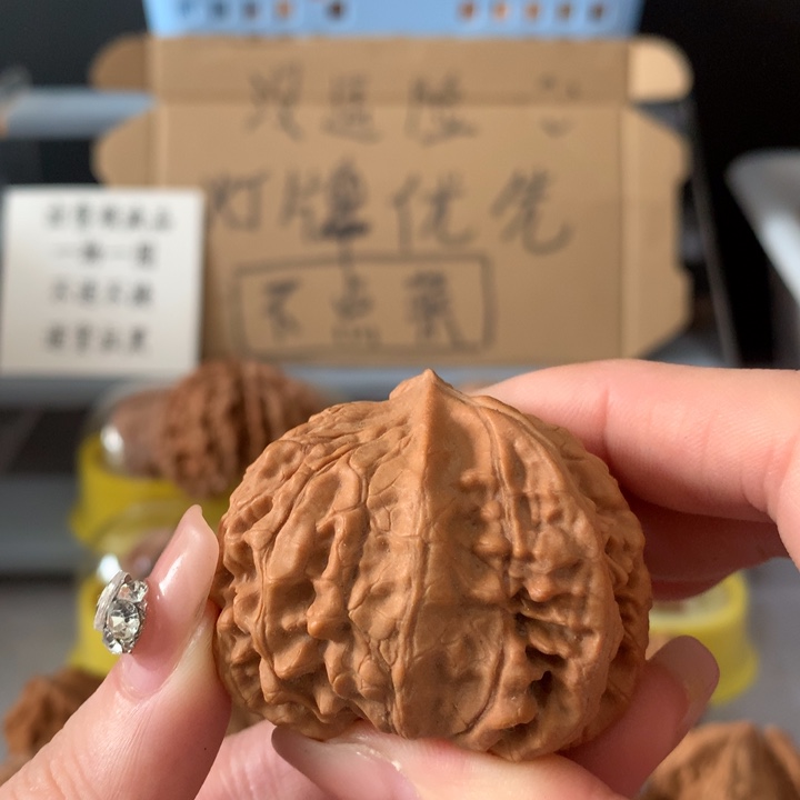 举***独吊坠文玩核桃异形单只，有瑕疵