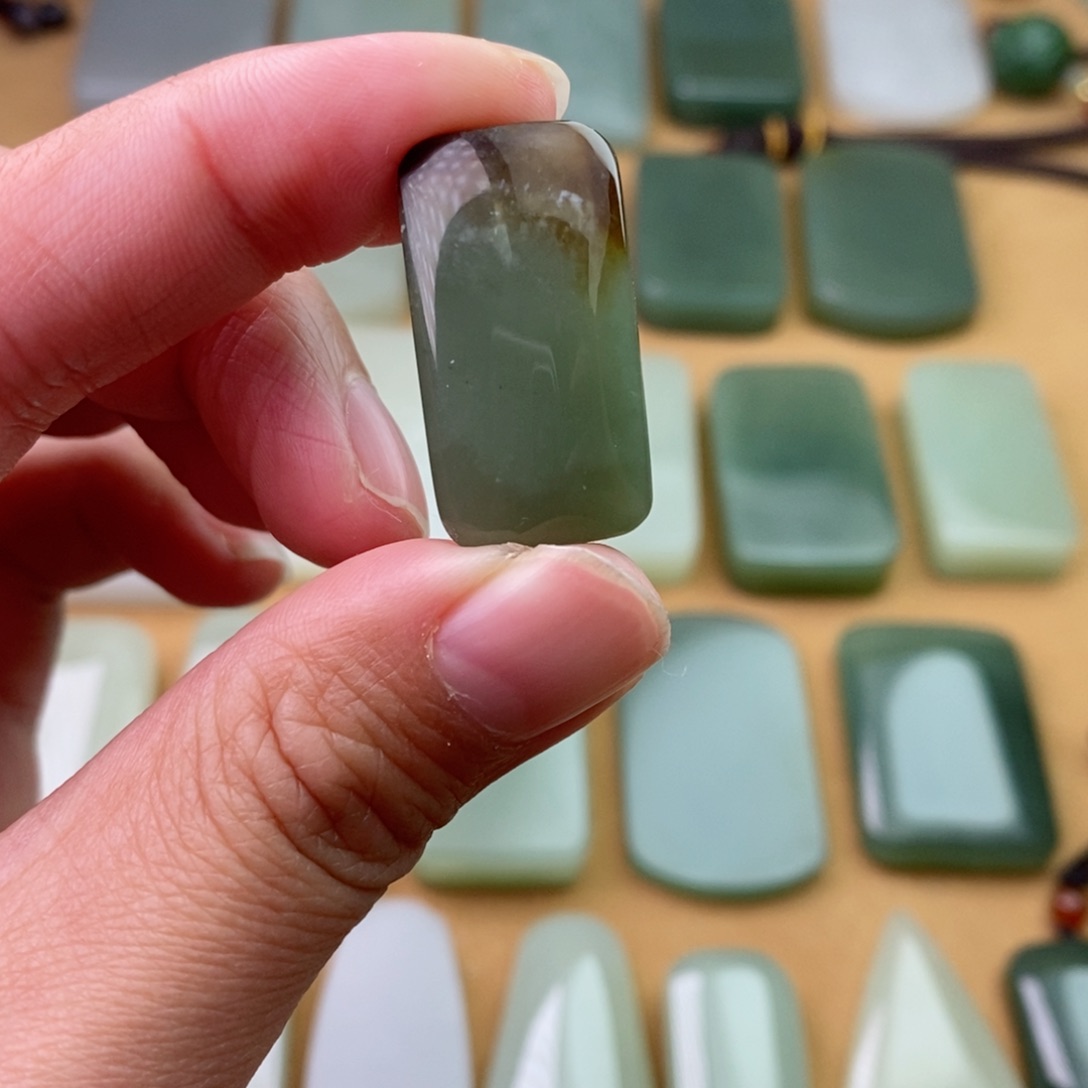 和田玉颈饰未镶嵌微瑕包容有棉点