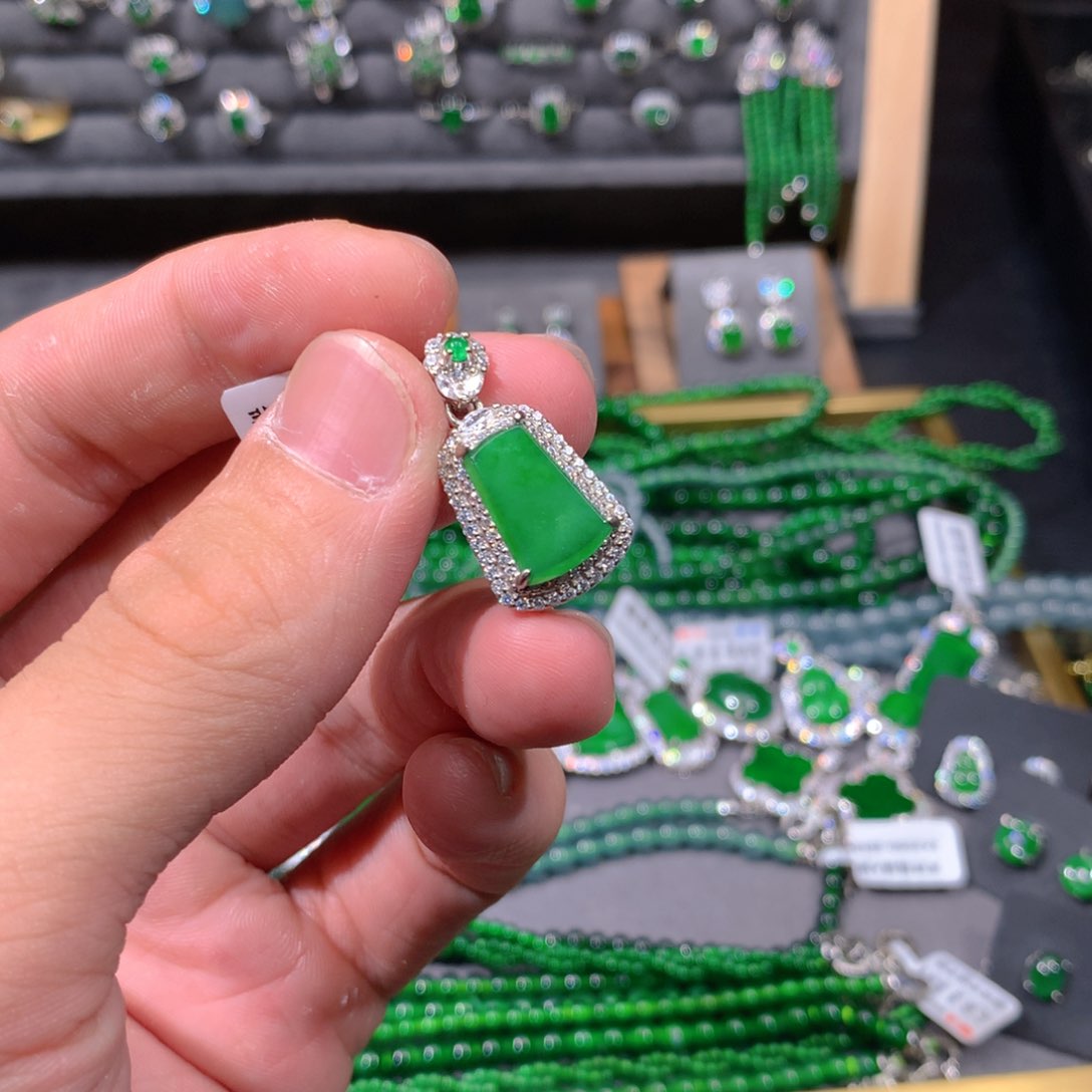 翡翠吊坠(赠链)未镶嵌天然