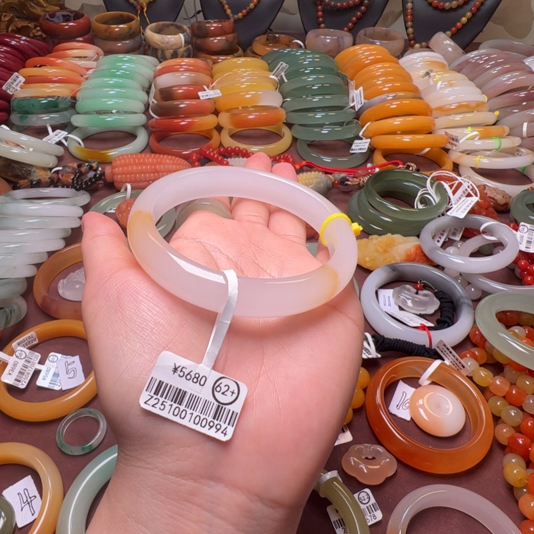 ****石英岩玉未镶嵌手镯