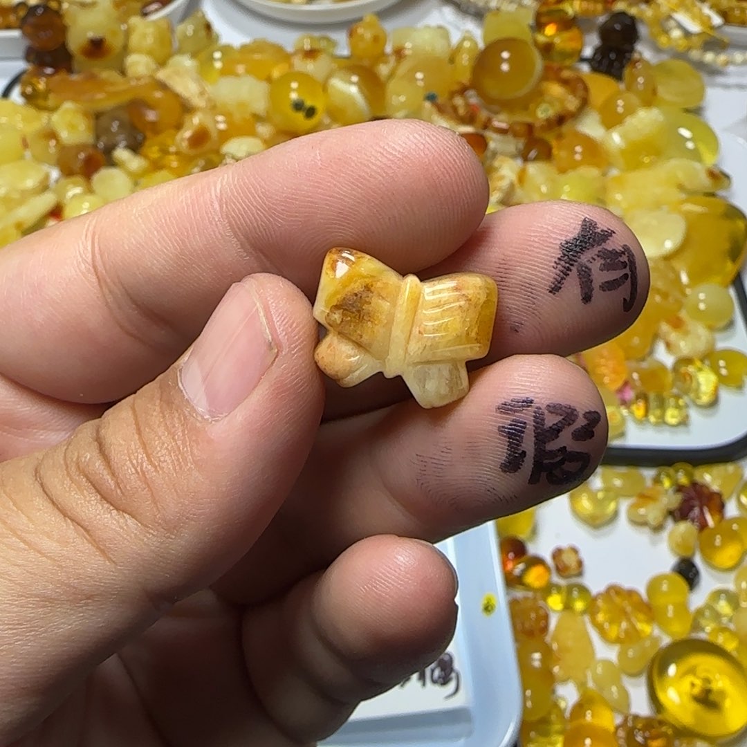 琥珀未镶嵌裸石1.6克