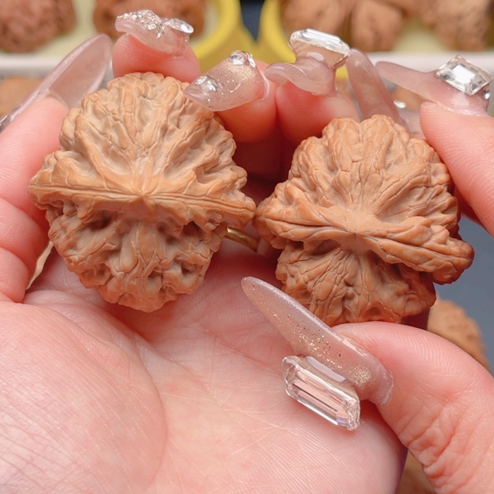 文玩核桃把件微袖红皮红锦鲤