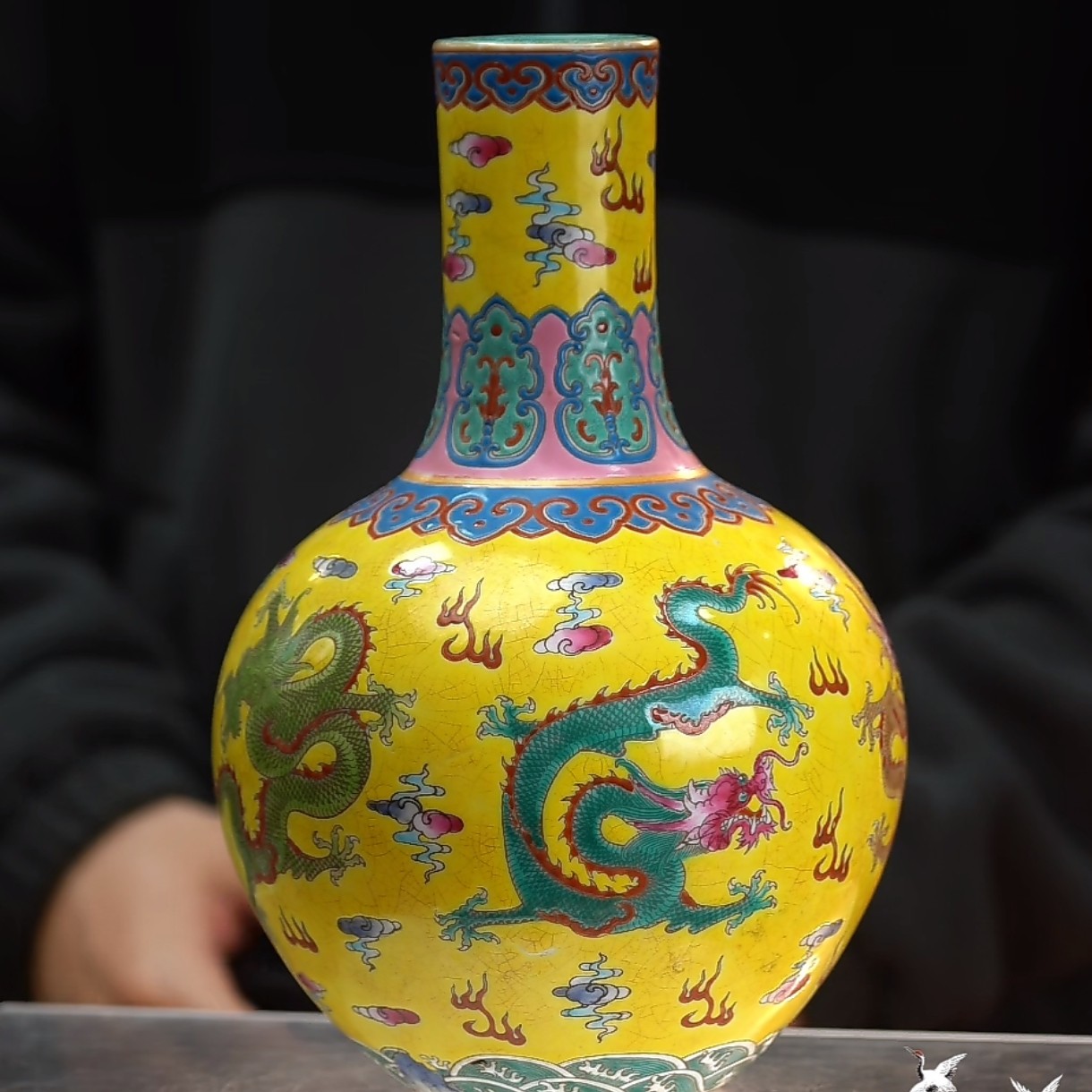 黄地粉彩云龙纹天球瓶