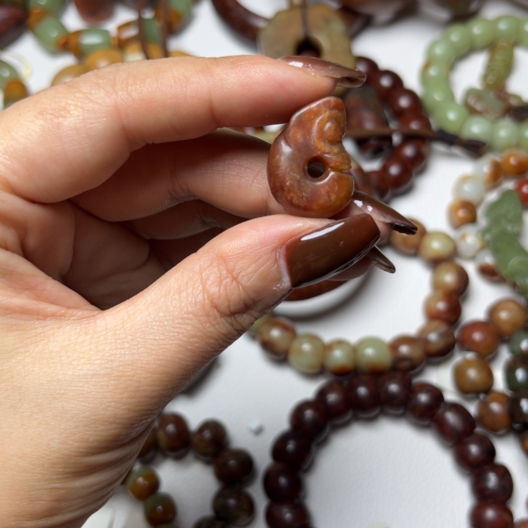 透闪石质玉未镶嵌颈饰小猪龙