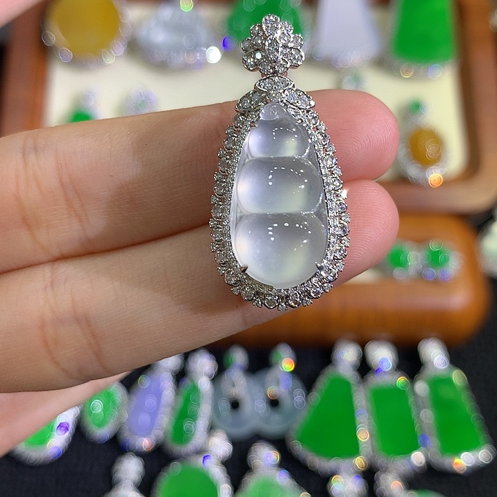 翡翠18K金镶嵌颈饰豆子