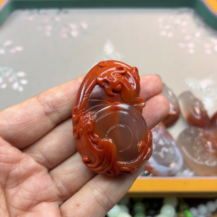 程***亮和田玉未镶嵌颈饰