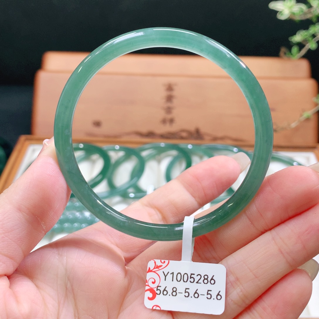 翡翠手镯未镶嵌天然