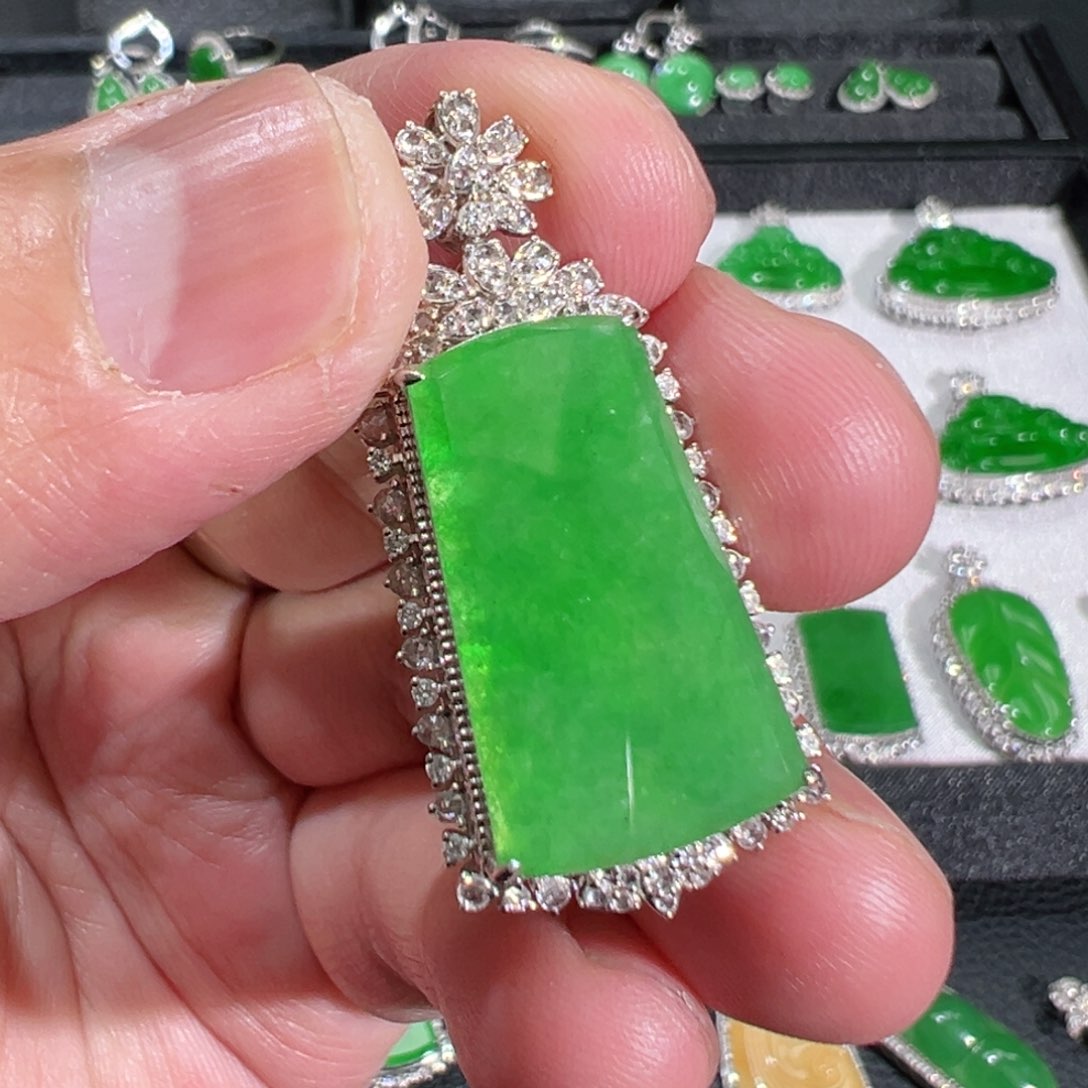 【闪购商品】翡翠吊坠(不含链)18K金镶嵌