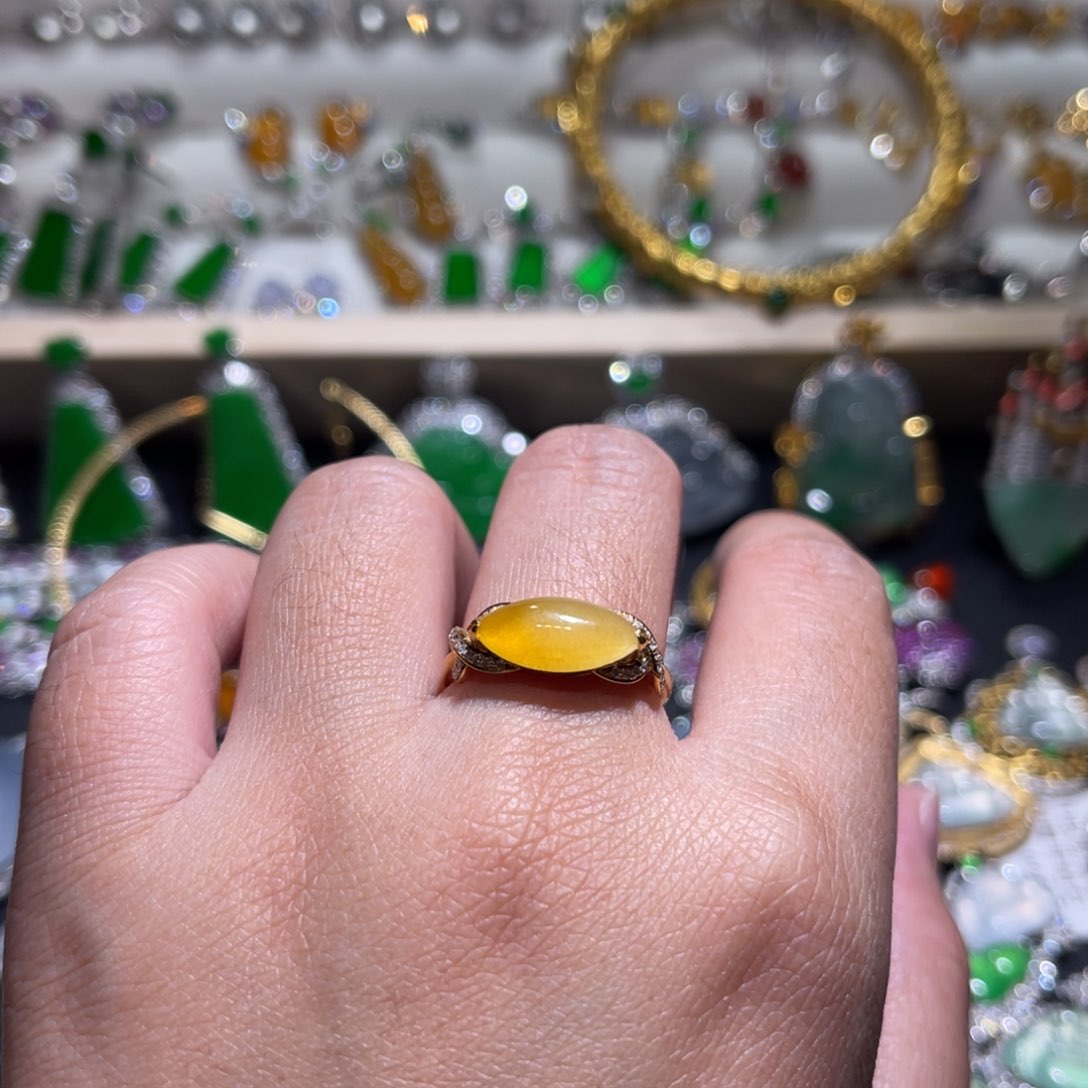 翡翠戒指18K金镶嵌黄翡马眼戒指