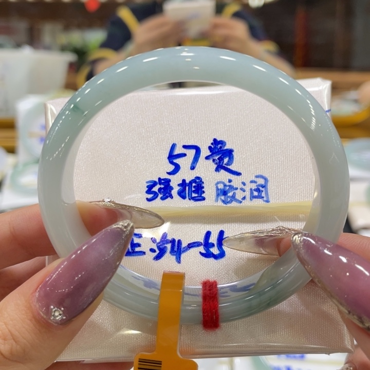 翡翠手镯未镶嵌翡翠