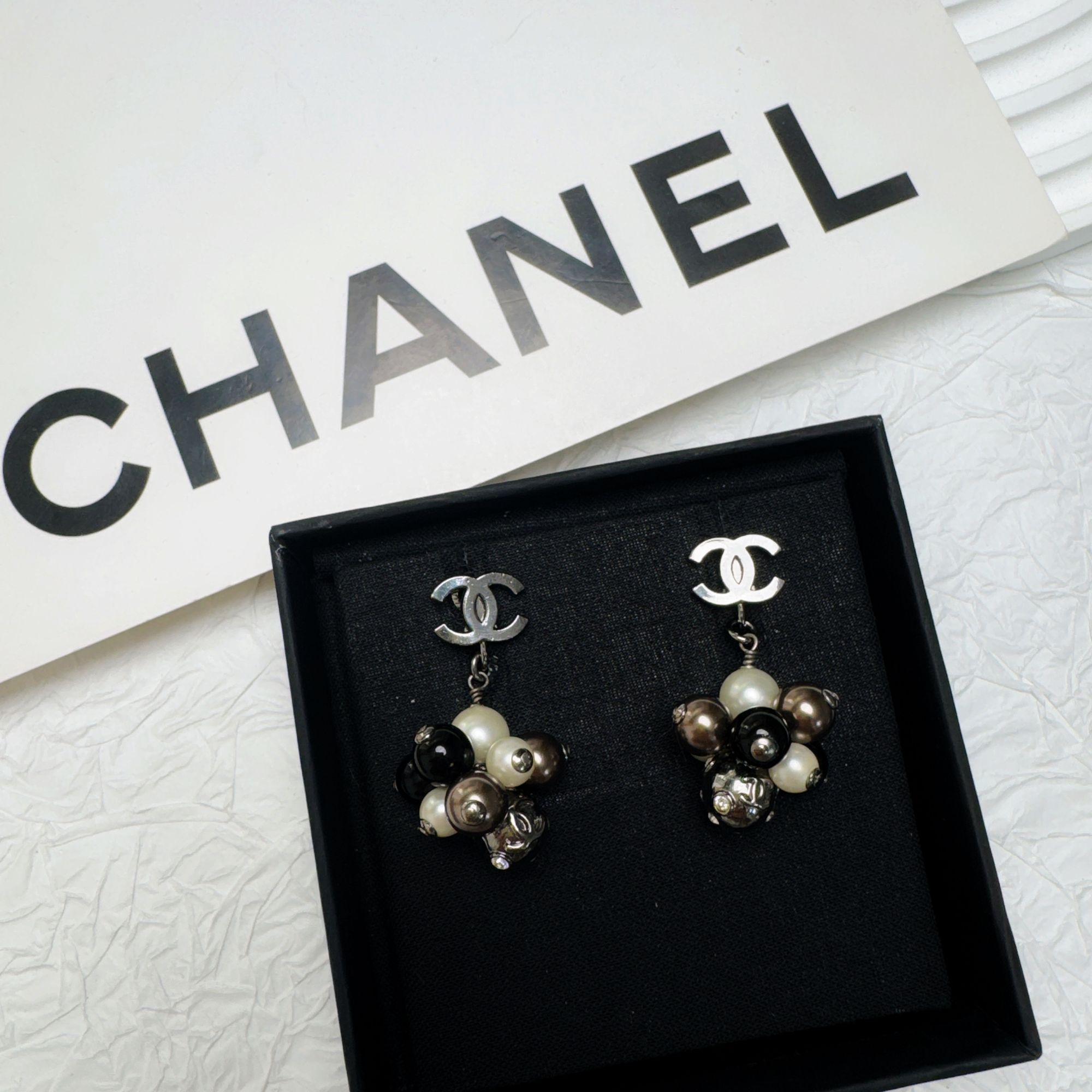95新 Chanel/香奈儿 柚礼/香奈儿灰白珠花朵耳钉LZ501471