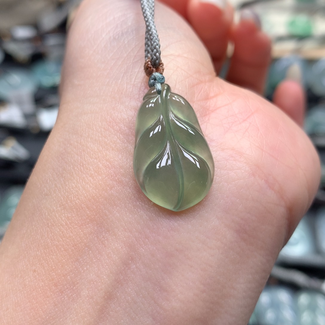 翡翠颈饰未镶嵌叶子