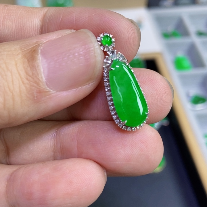 翡翠18K金镶嵌颈饰