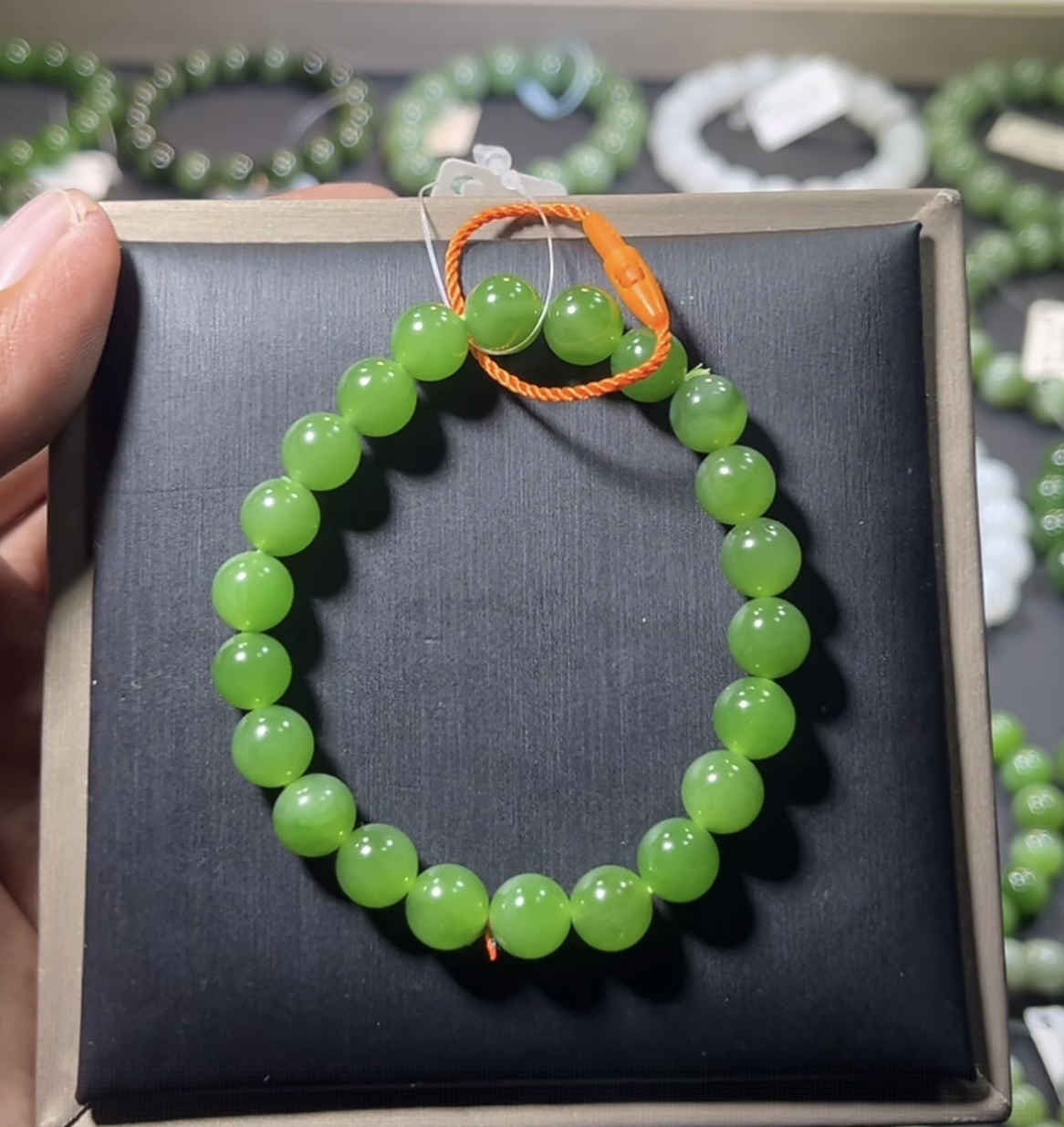 俄料碧玉和田玉乌兰海苹果绿手串8mm无矿点