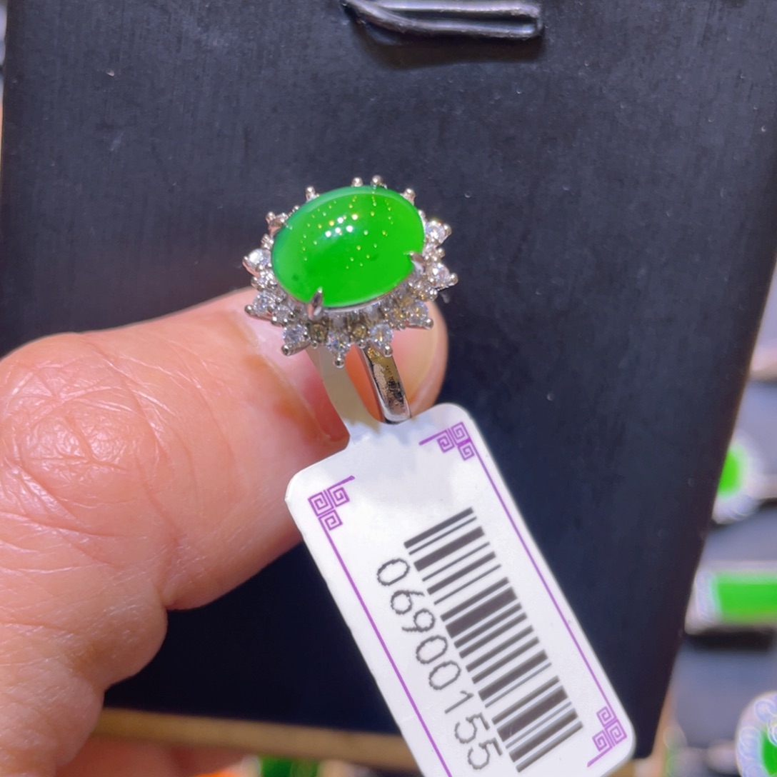 翡翠未镶嵌颈饰戒指