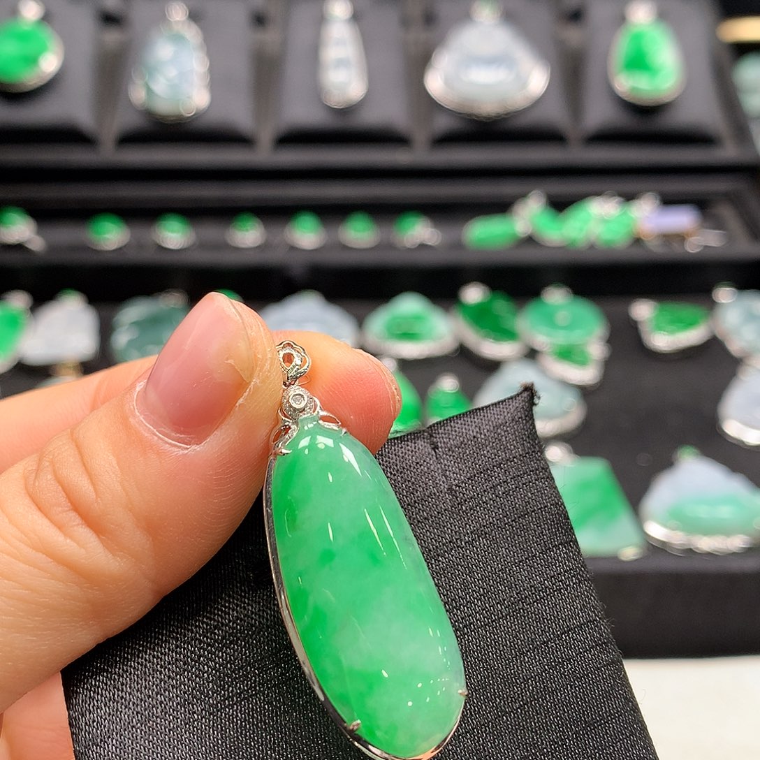 翡翠18K金镶嵌颈饰福瓜