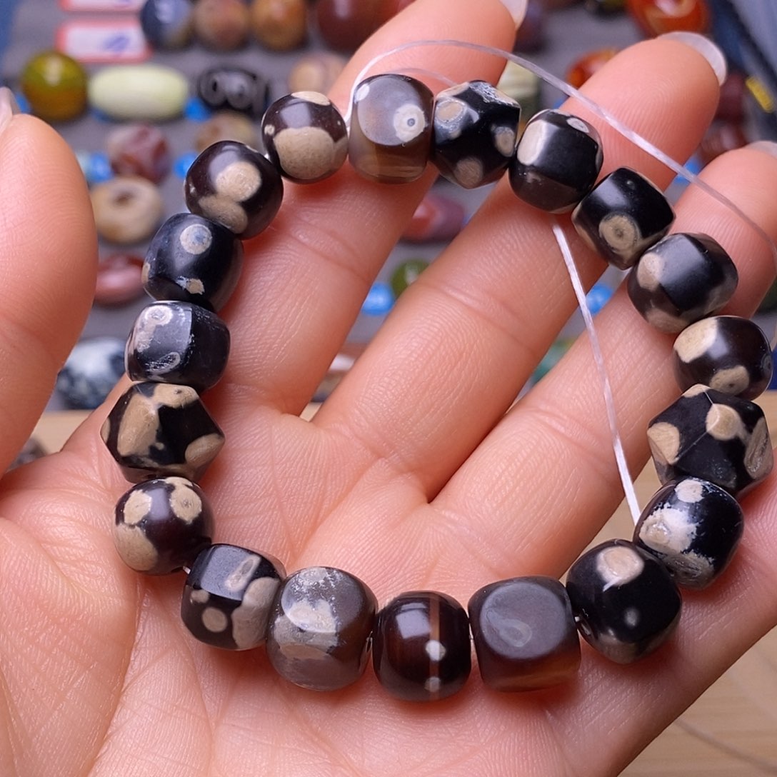 对***入玛瑙/玉髓未镶嵌颈饰