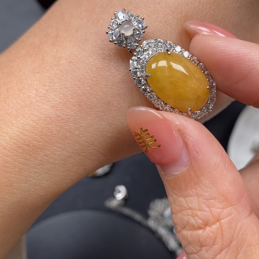 翡翠颈饰未镶嵌某*某翡翠