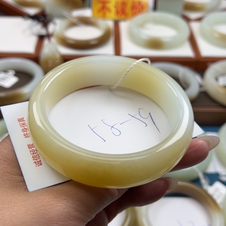 和田玉手镯未镶嵌