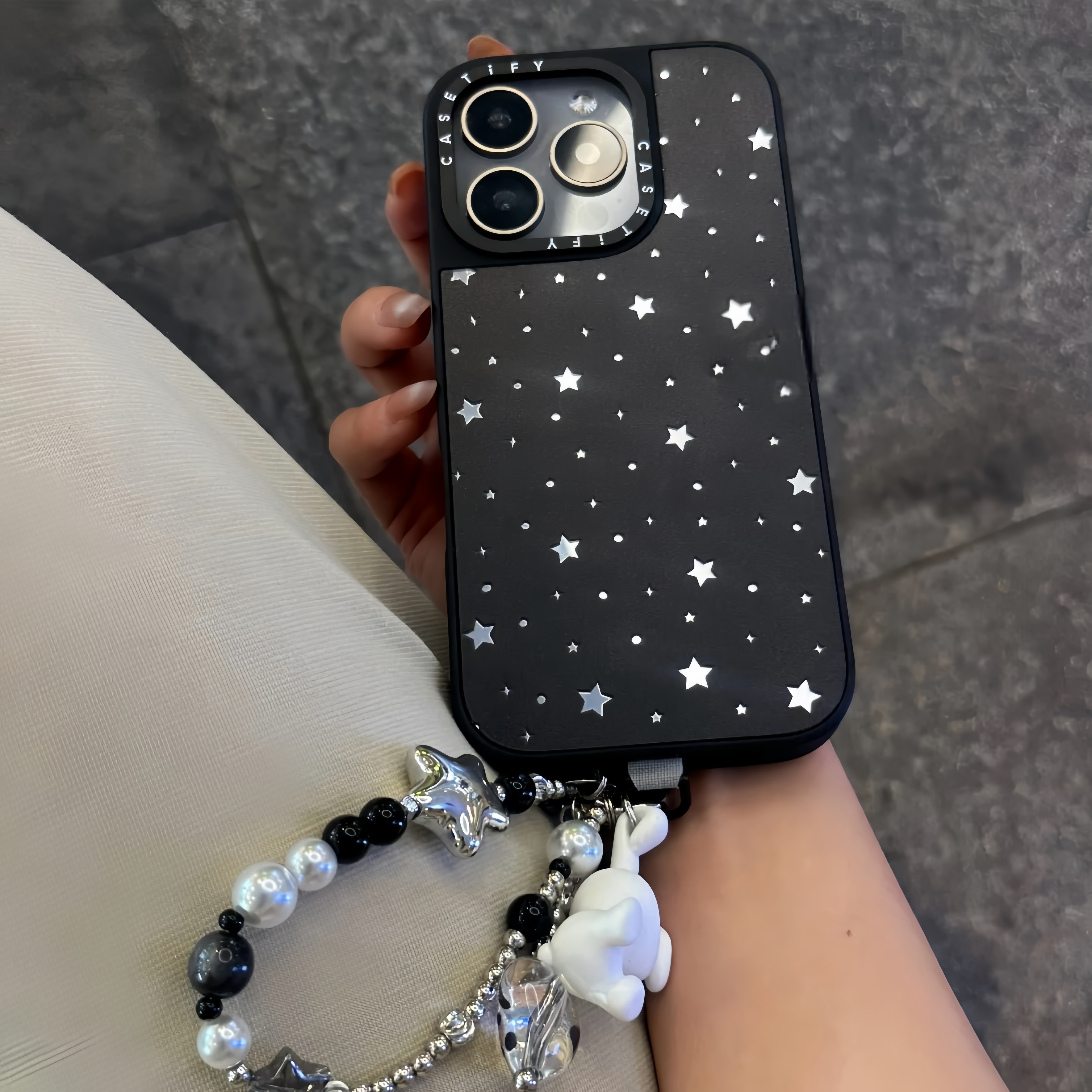 黑底满印星星苹果15手机壳iPhone16pro max透明14P磁吸13手链