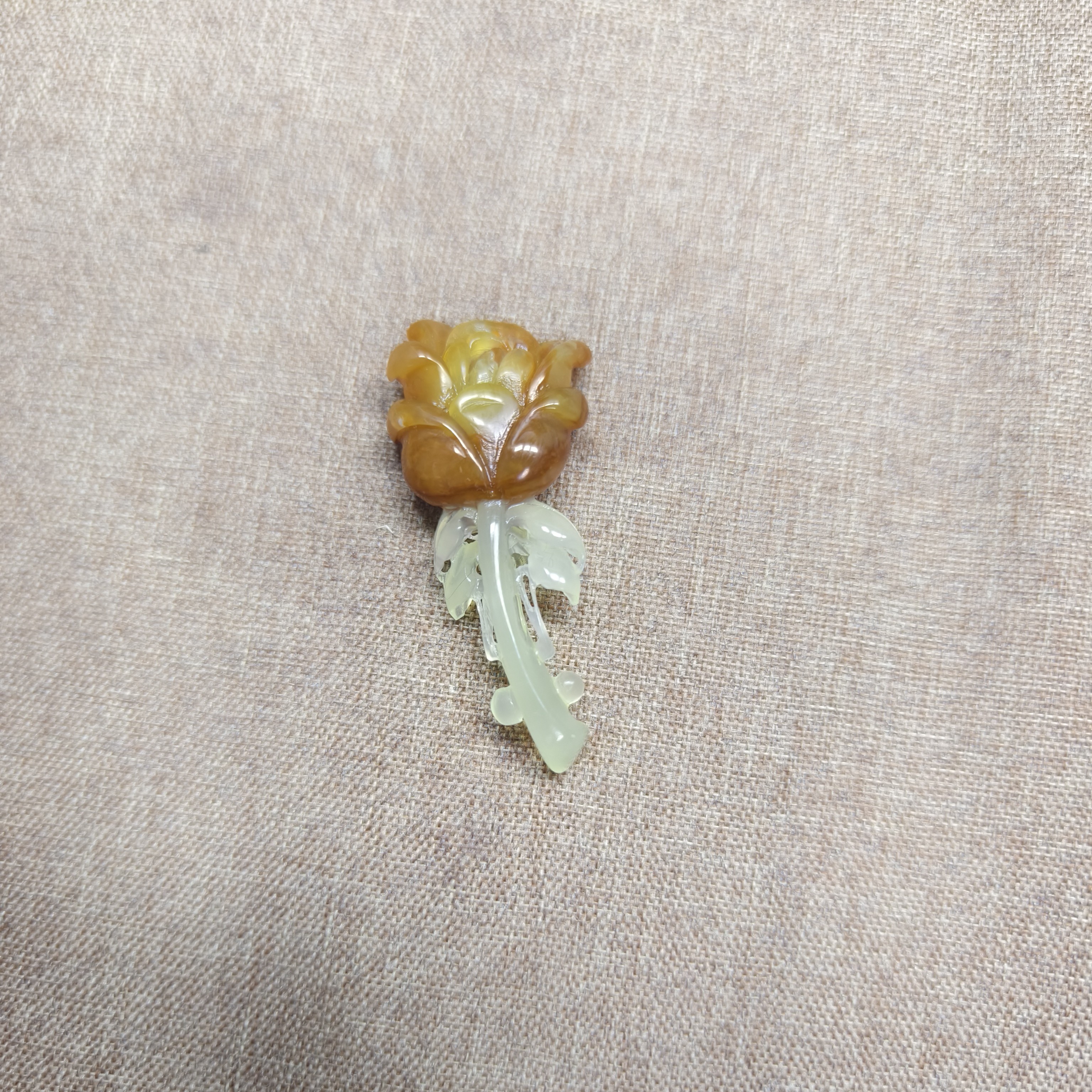 纯天然岫玉手工雕刻俏色花玉精美大气玫瑰花