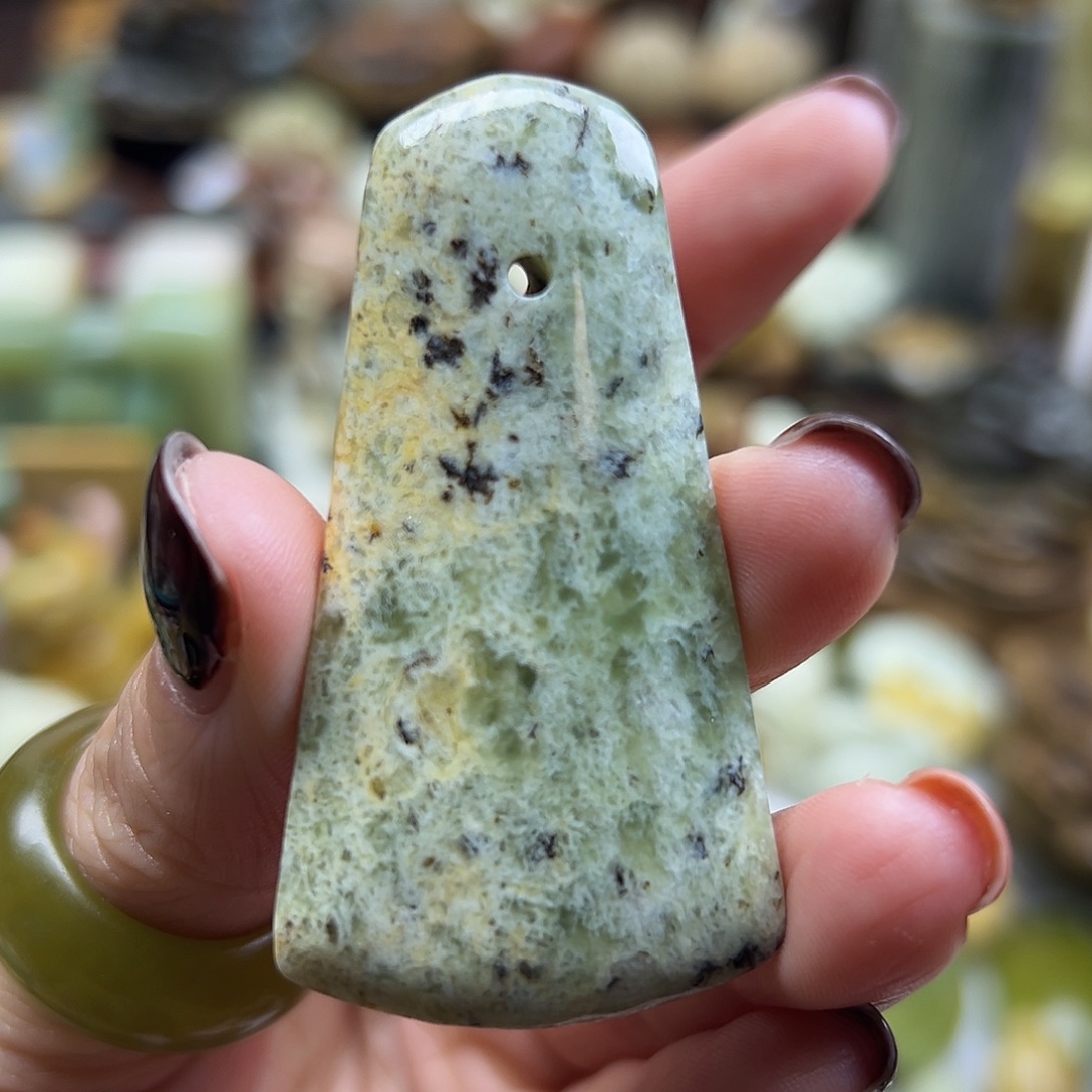 岫岩河磨玉（透闪石质玉）未镶嵌颈饰河磨玉牌牌