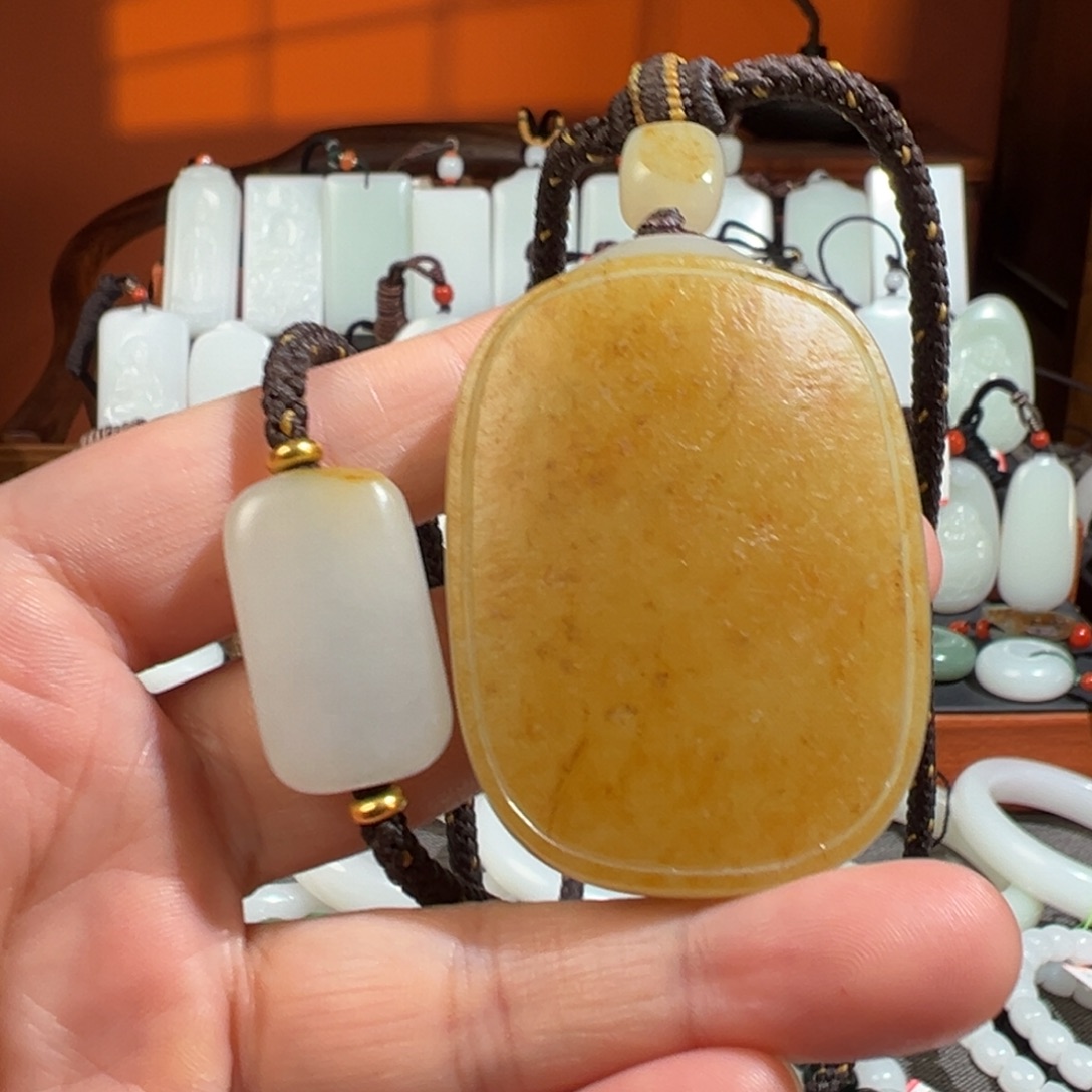 一***人和田玉未镶嵌颈饰