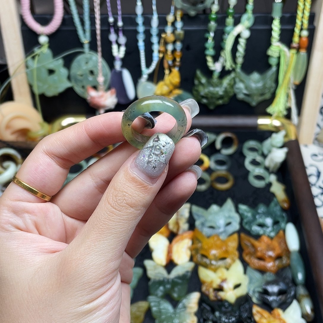 蛇纹石玉未镶嵌颈饰18.0