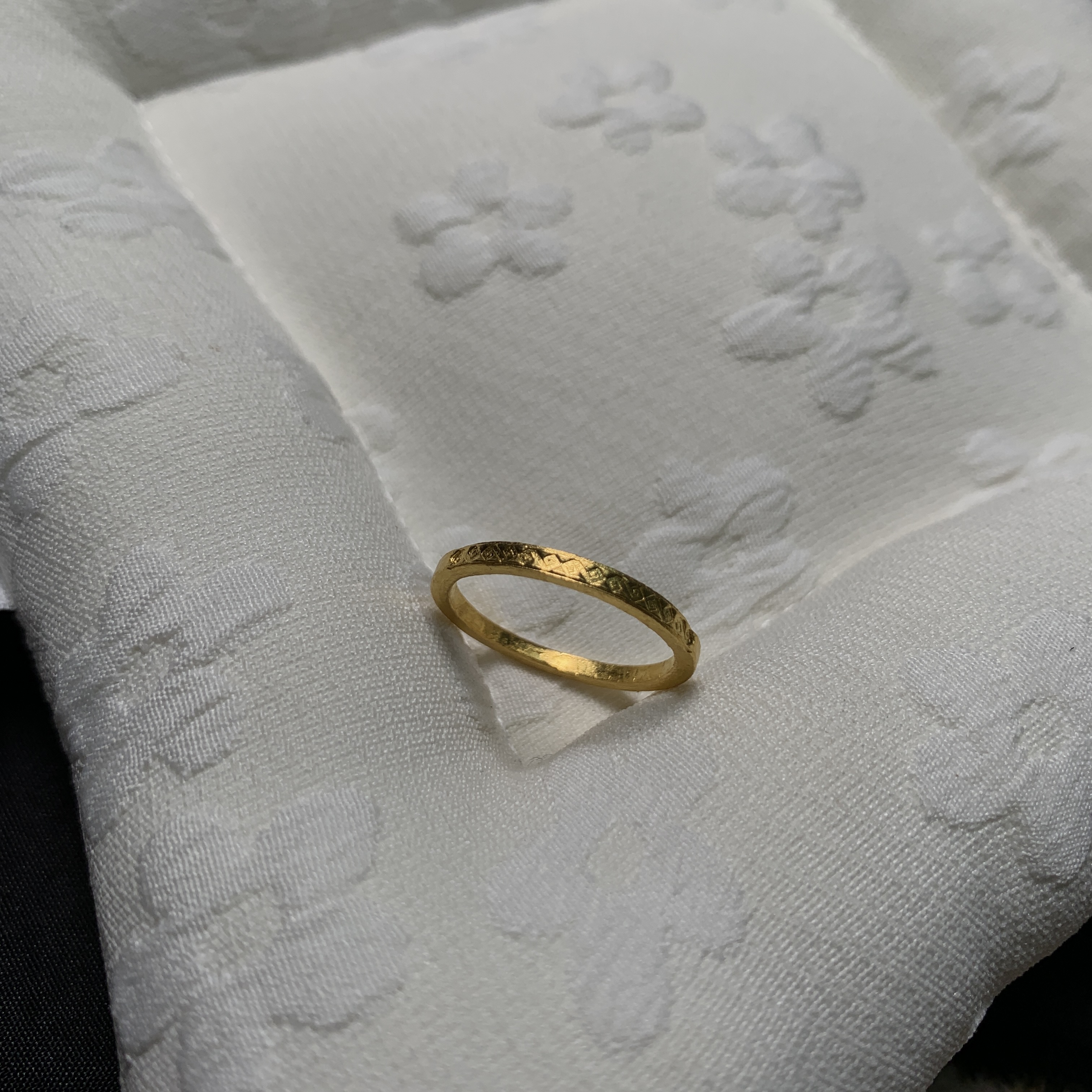 禾乐足金细工纹言-细语手工錾刻戒指  G0