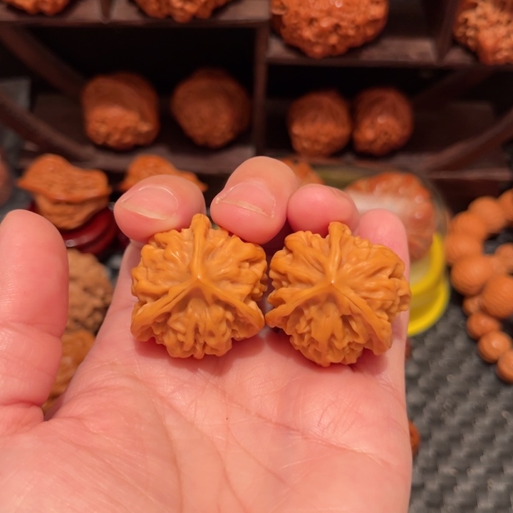 文玩核桃吊坠龙鳞纹三棱