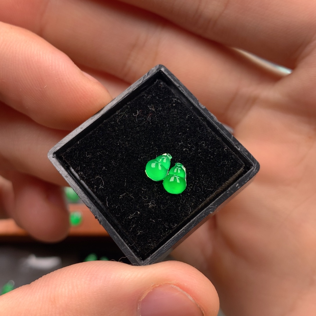 翡翠耳饰未镶嵌翡翠