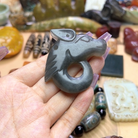 蛇纹石玉未镶嵌颈饰