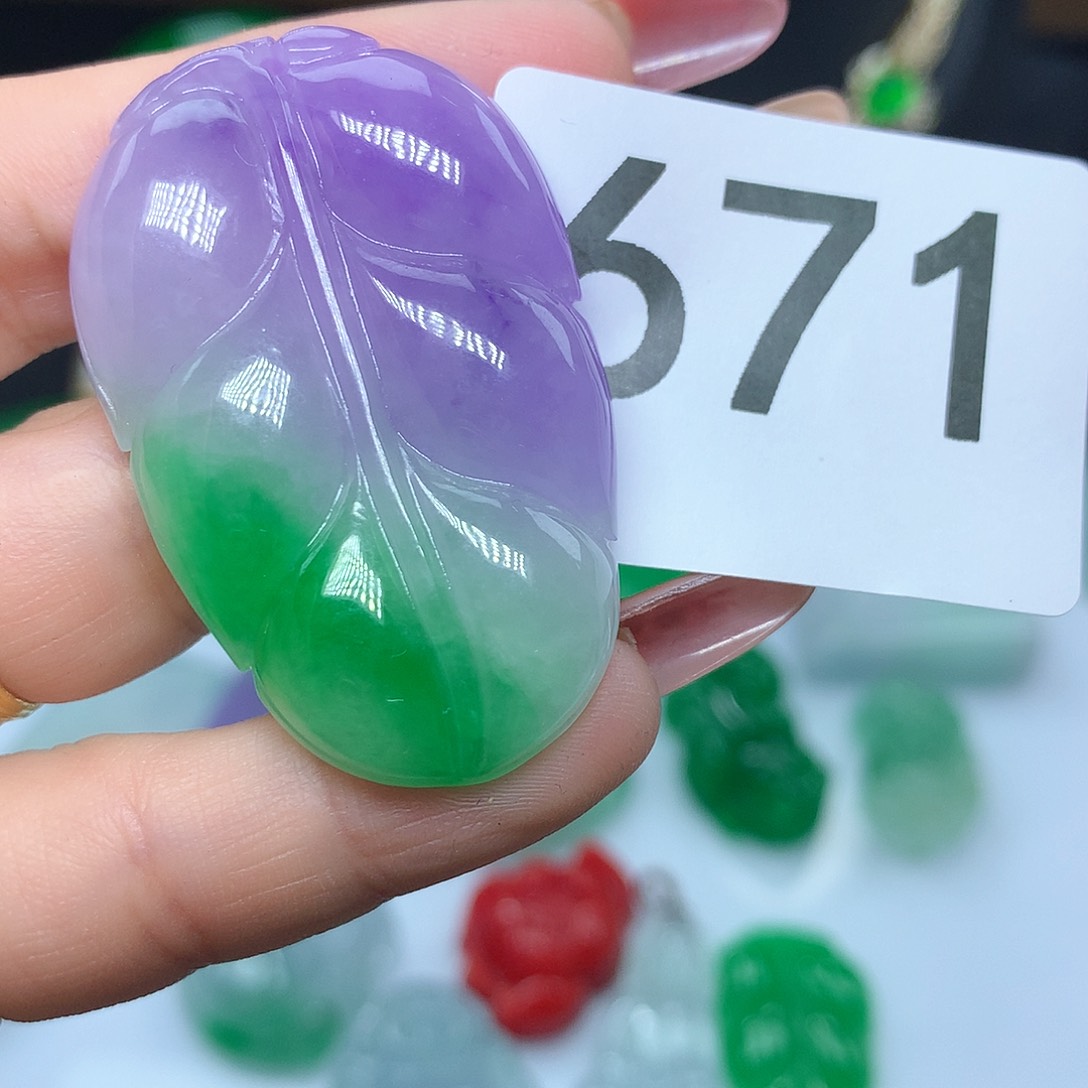 翡翠吊坠(赠链)未镶嵌