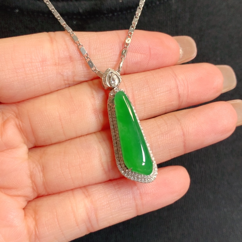 【闪购商品】颈饰18K金镶嵌翡翠特色戒面