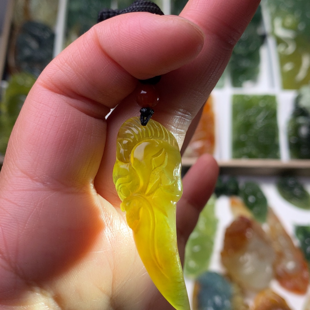 蛇纹石玉未镶嵌挂件龙牙