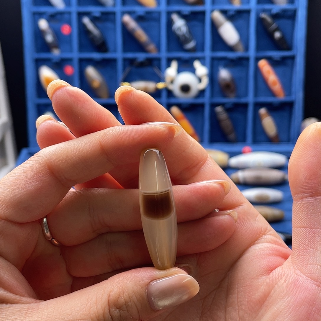 朱***辉玛瑙/玉髓未镶嵌珠宝半成品