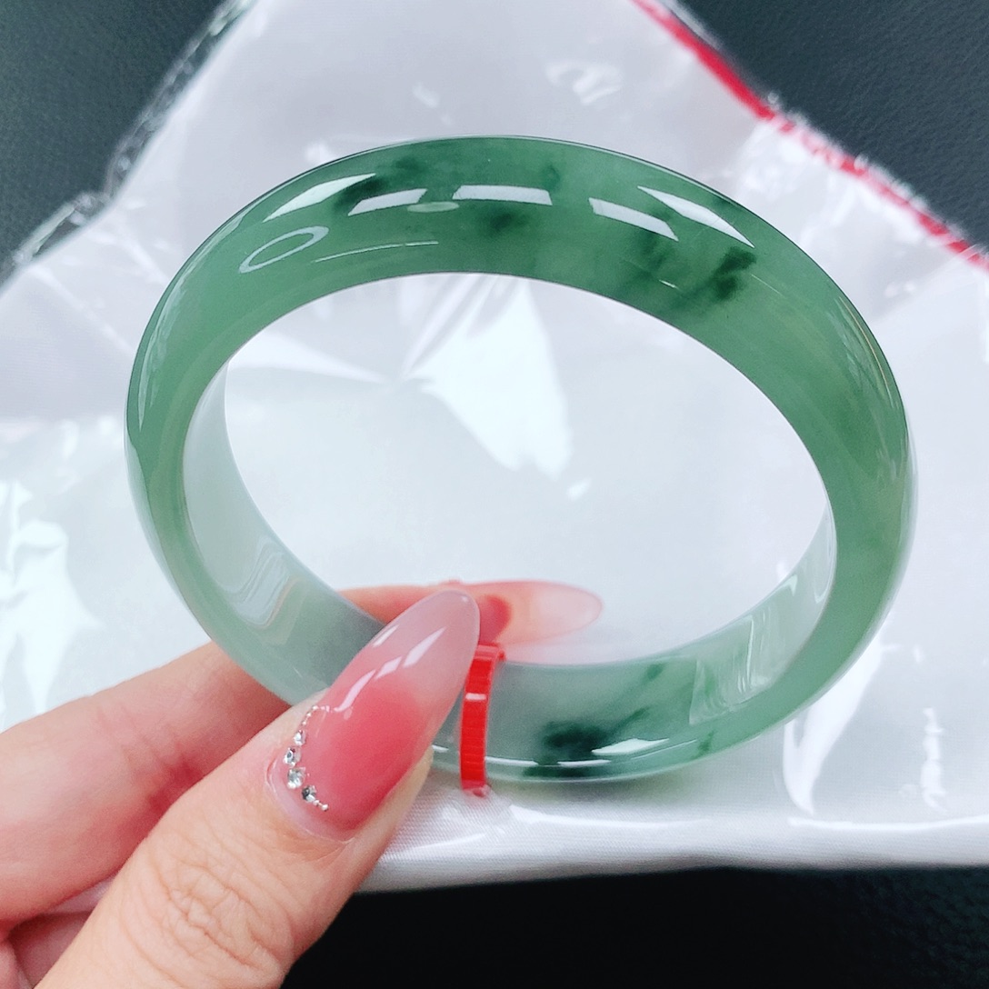 翡翠手镯未镶嵌56圈