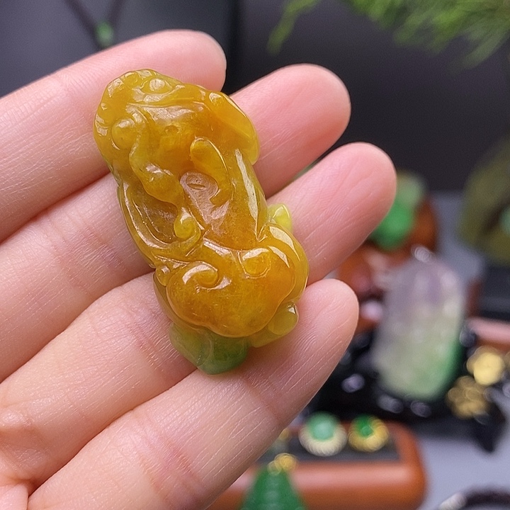翡翠未镶嵌吊坠(赠链)