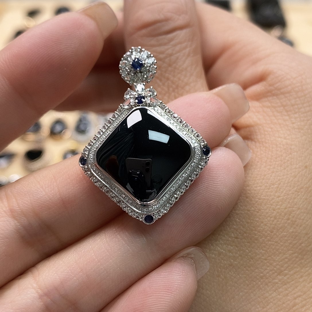 翡翠颈饰18K金镶嵌墨翠