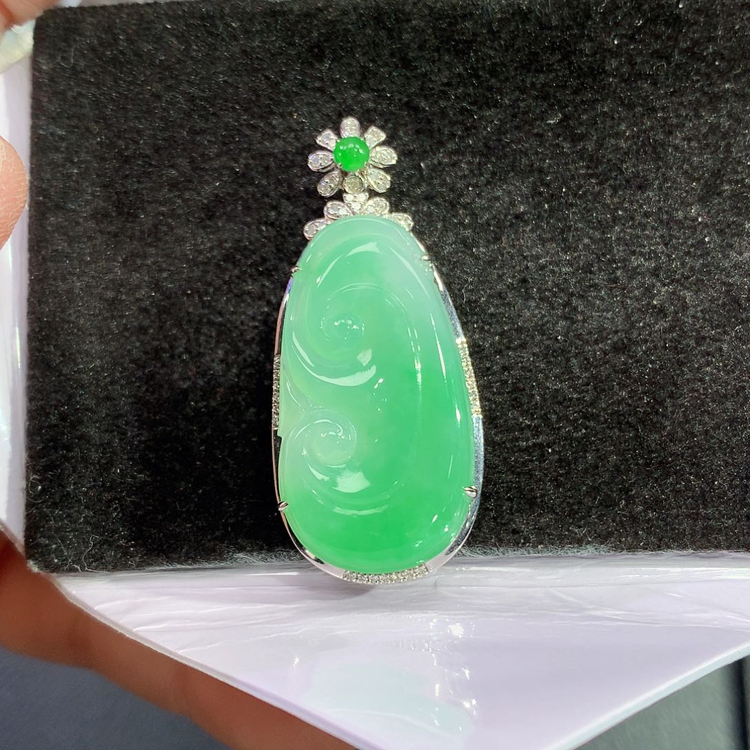 翡翠吊坠(赠链)18K金镶嵌