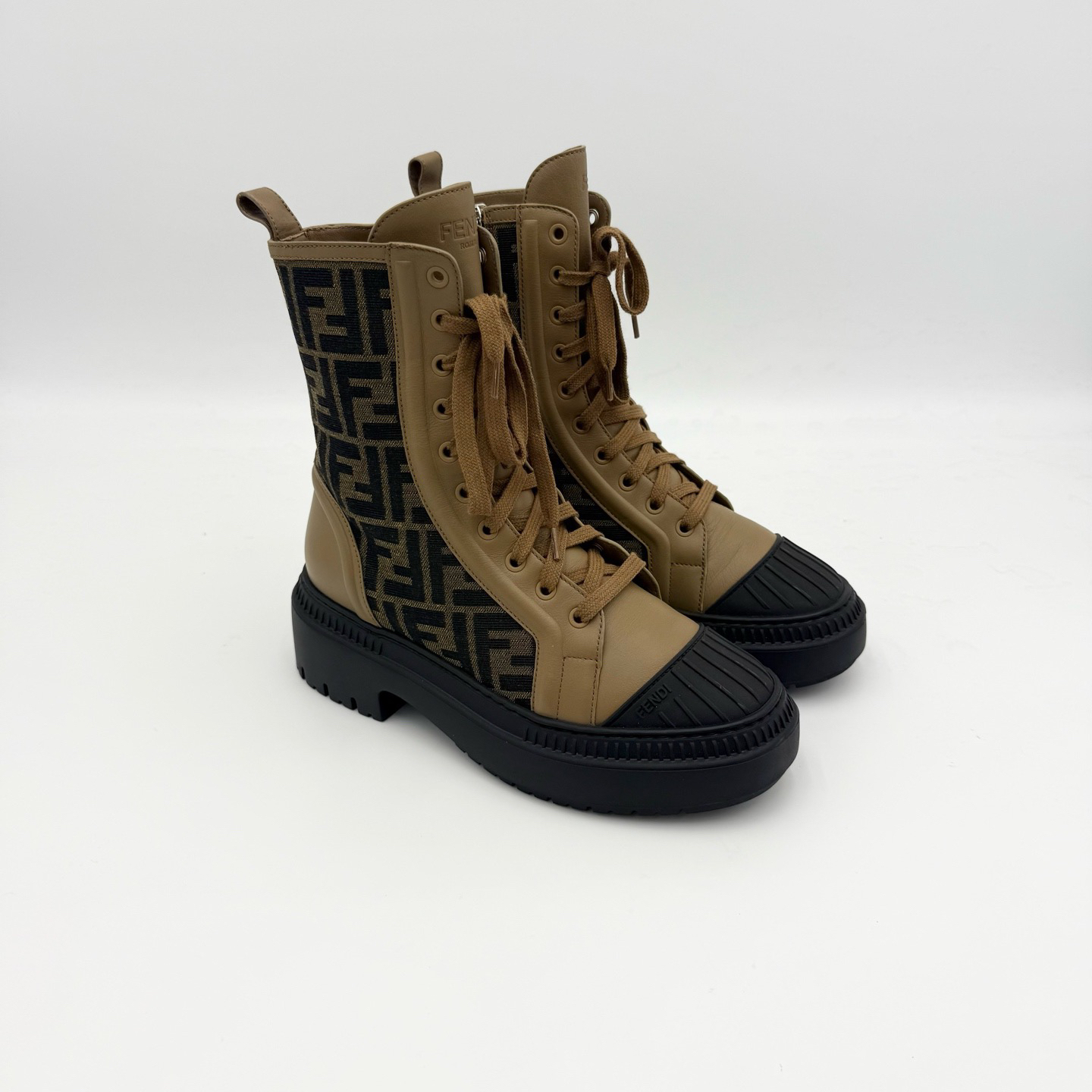 99新 FENDI/芬迪 37.5码/卡其色满印短靴/99新/pp0592