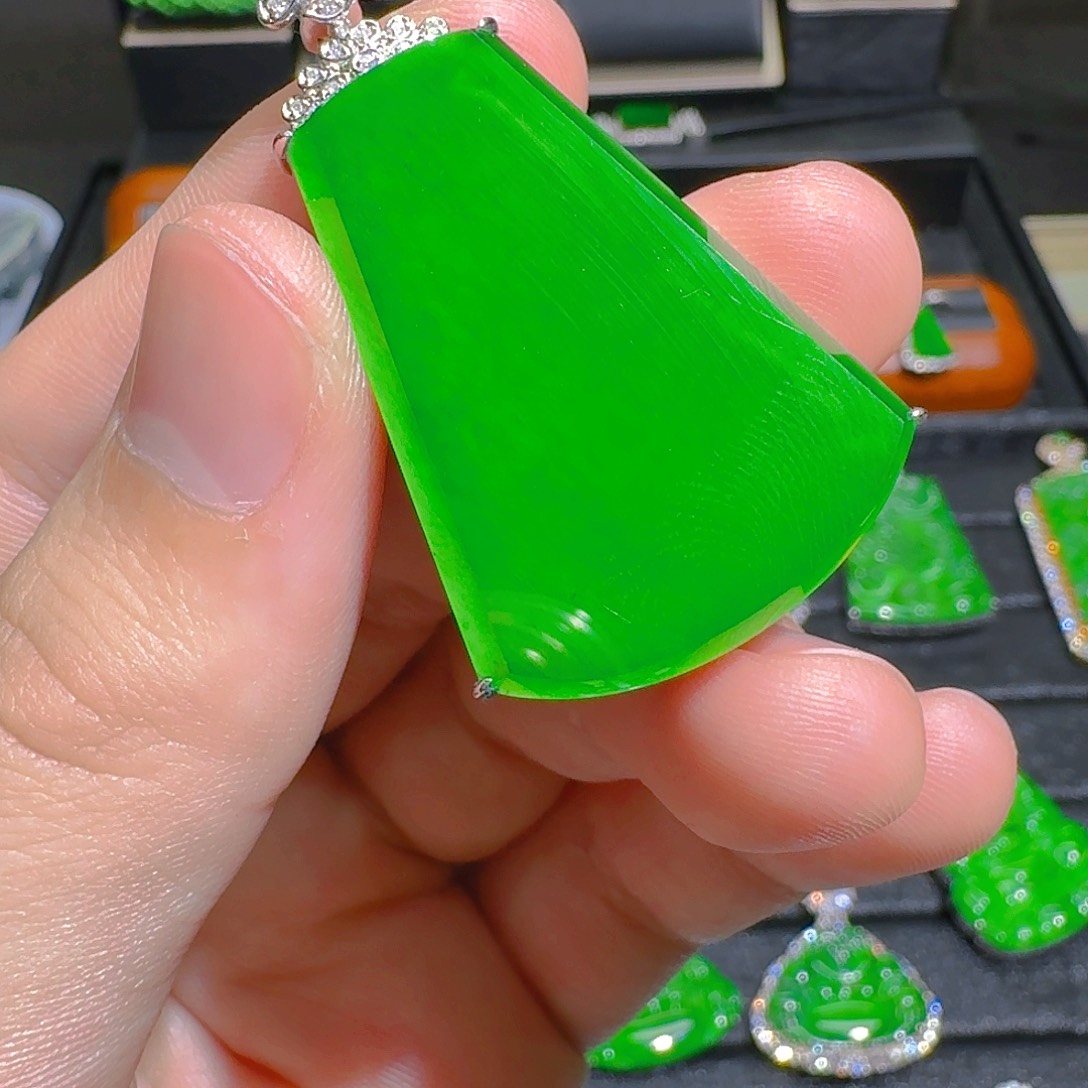 翡翠吊坠(赠链)18K金镶嵌莲*翡翠