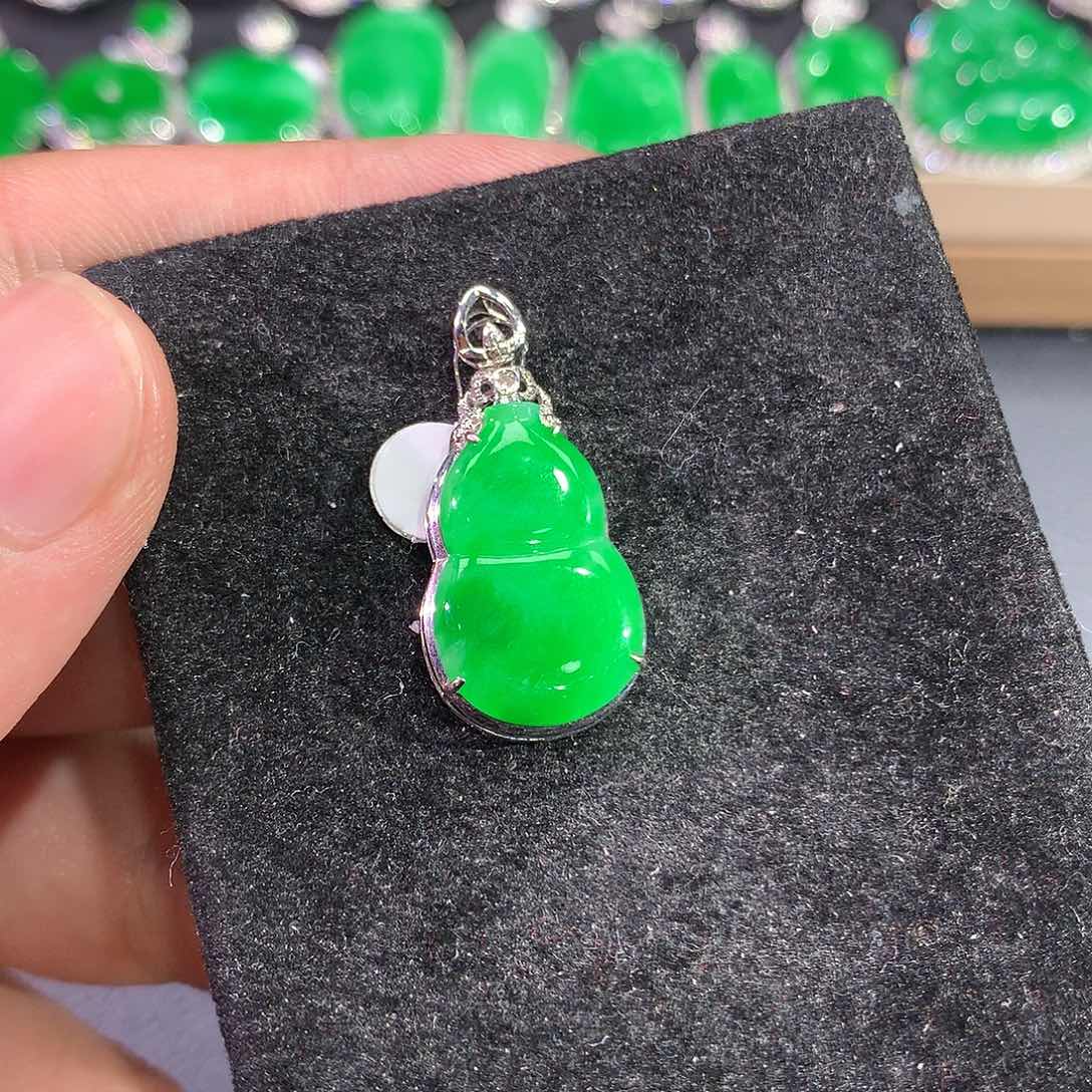 翡翠吊坠(赠链)18K金镶嵌