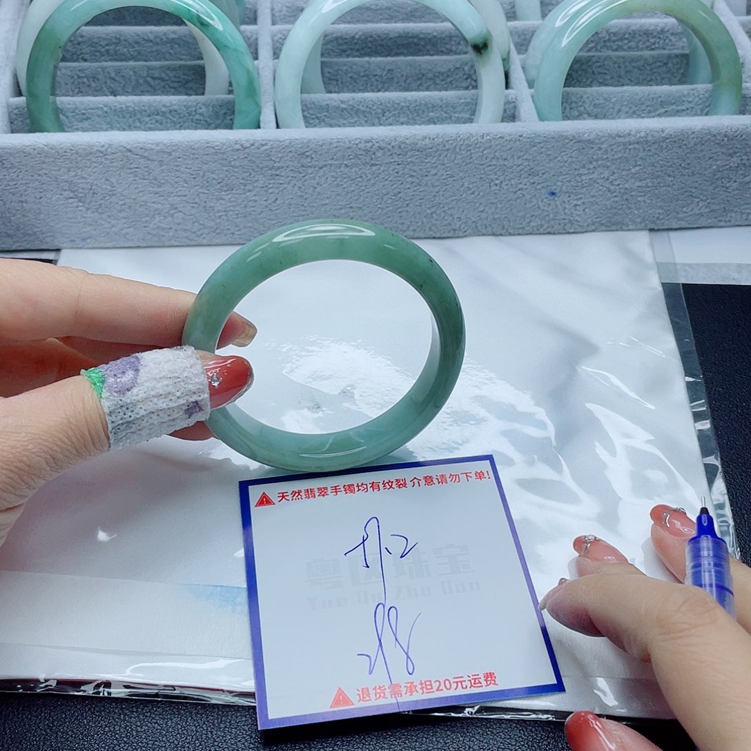 翡翠手镯未镶嵌翡翠